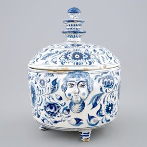 Een blauw-witte dekselkom met floraal decor en mascarons, Harlingen, Friesland, 18e eeuw — foto 2