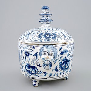 Een blauw-witte dekselkom met floraal decor en mascarons, Harlingen, Friesland, 18e eeuw — foto 3