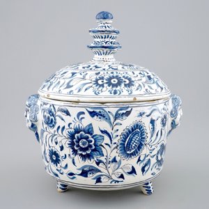 Een blauw-witte dekselkom met floraal decor en mascarons, Harlingen, Friesland, 18e eeuw — foto 4