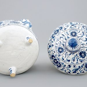 Een blauw-witte dekselkom met floraal decor en mascarons, Harlingen, Friesland, 18e eeuw — foto 7
