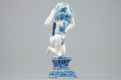 Een blauw-witte Delfts aardewerken figuur van Atlas, ca. 1710