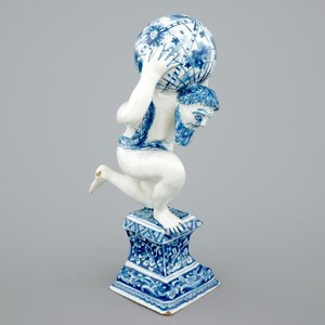 Een blauw-witte Delfts aardewerken figuur van Atlas, ca. 1710 — foto 2