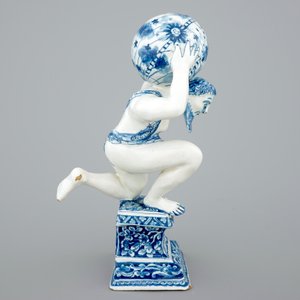 Een blauw-witte Delfts aardewerken figuur van Atlas, ca. 1710 — foto 4