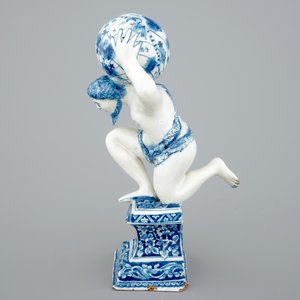 Een blauw-witte Delfts aardewerken figuur van Atlas, ca. 1710 — foto 6
