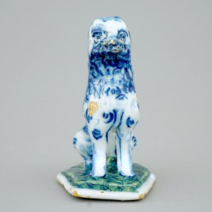 Een blauw-witte Delfts aardewerken hond op een grondje, 18e eeuw — foto 3