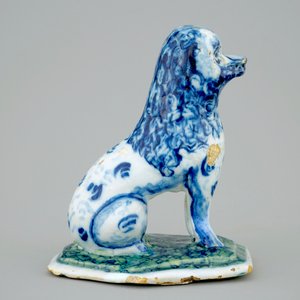 Een blauw-witte Delfts aardewerken hond op een grondje, 18e eeuw — foto 4