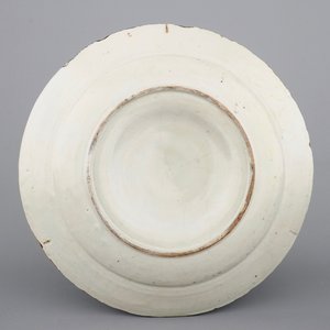 Een blauw-witte Delfts aardewerken kardinaalsschotel met chinoiserie decor, 18e eeuw — foto 2