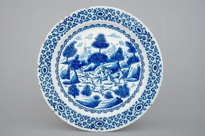 Een blauw-witte Delfts aardewerken schotel met decor van een hertenjacht, ca. 1700