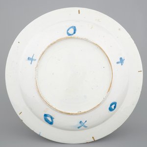 Een blauw-witte Delfts aardewerken schotel met decor van een hertenjacht, ca. 1700 — foto 2