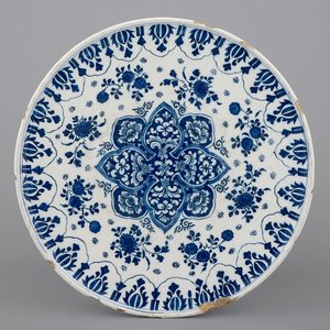 Een blauw-witte Delfts aardewerken tazza met chinoiserie-decor, ca. 1690 — foto 1