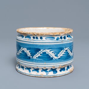 Een blauw-witte Delftse albarello met geometrisch decor, 2e kwart 17e eeuw — foto 1
