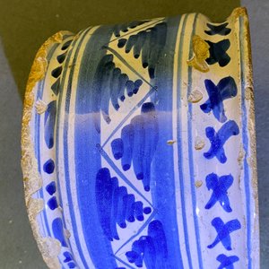 Een blauw-witte Delftse albarello met geometrisch decor, 2e kwart 17e eeuw — foto 12