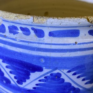 Een blauw-witte Delftse albarello met geometrisch decor, 2e kwart 17e eeuw — foto 9