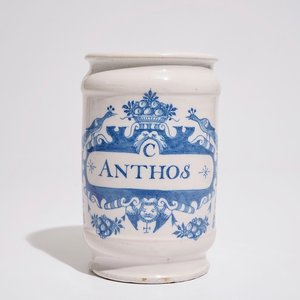 Een blauw-witte Delftse apothekerspot, albarello, 18e eeuw — foto 1