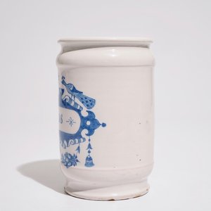 Een blauw-witte Delftse apothekerspot, albarello, 18e eeuw — foto 4