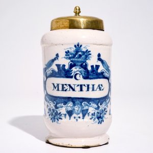 Een blauw-witte Delftse apothekerspot, albarello, 18e eeuw — foto 1