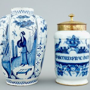 Een blauw-witte Delftse apothekerspot met koperen deksel en een chinoiserie vaas, 18e eeuw — foto 1