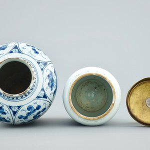 Een blauw-witte Delftse apothekerspot met koperen deksel en een chinoiserie vaas, 18e eeuw — foto 5