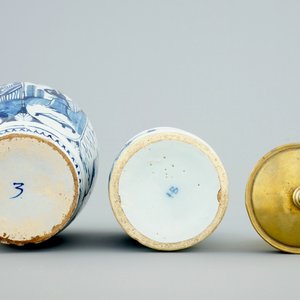 Een blauw-witte Delftse apothekerspot met koperen deksel en een chinoiserie vaas, 18e eeuw — foto 6
