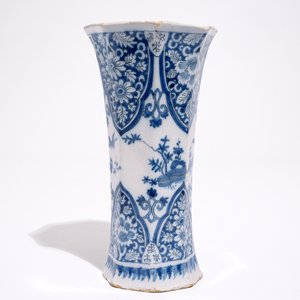 Een blauw-witte Delftse bekervaas met chinoiseriedecor, eind 17e eeuw — foto 2