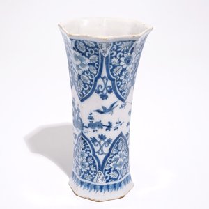 Een blauw-witte Delftse bekervaas met chinoiseriedecor, eind 17e eeuw — foto 7