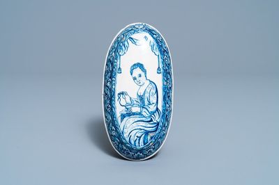 Een blauw-witte Delftse borstelrug met een naaister aan het werk, 18e eeuw