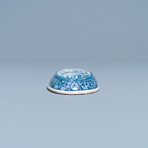 Een blauw-witte Delftse borstelrug met een naaister aan het werk, 18e eeuw — foto 7