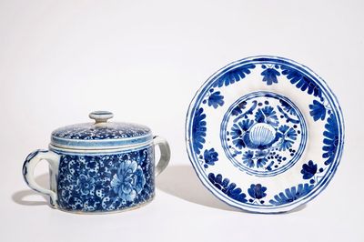 Een blauw-witte Delftse boterpot met deksel en een gelobd bordje, 18e eeuw