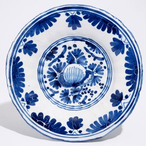 Een blauw-witte Delftse boterpot met deksel en een gelobd bordje, 18e eeuw — foto 2