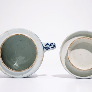 Een blauw-witte Delftse boterpot met deksel en een gelobd bordje, 18e eeuw — foto 8