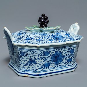 Een blauw-witte Delftse botervloot met polychrome druivenknop, 18e eeuw — foto 1