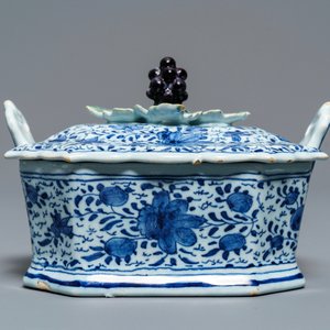 Een blauw-witte Delftse botervloot met polychrome druivenknop, 18e eeuw — foto 2