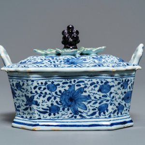 Een blauw-witte Delftse botervloot met polychrome druivenknop, 18e eeuw — foto 4