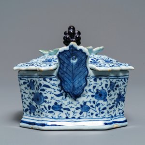 Een blauw-witte Delftse botervloot met polychrome druivenknop, 18e eeuw — foto 5
