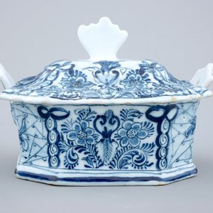 Een blauw-witte Delftse botervloot op schaal, 18e eeuw — foto 4