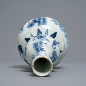Een blauw-witte Delftse chinoiserie kalebasvaas, begin 18e eeuw — foto 5