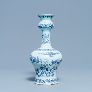 Een blauw-witte Delftse chinoiserie knobbelvaas, eind 17e eeuw — foto 1