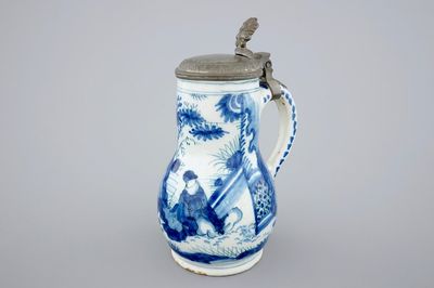 Een blauw-witte Delftse chinoiserie kroes met tinnen deksel, 17e eeuw