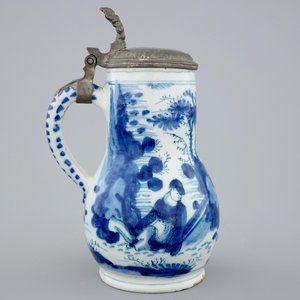 Een blauw-witte Delftse chinoiserie kroes met tinnen deksel, 17e eeuw — foto 4