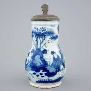 Een blauw-witte Delftse chinoiserie kroes met tinnen deksel, 17e eeuw — foto 5