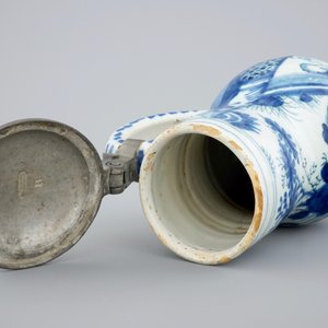 Een blauw-witte Delftse chinoiserie kroes met tinnen deksel, 17e eeuw — foto 8