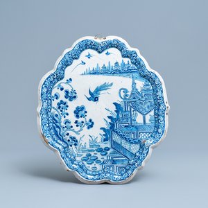 Een blauw-witte Delftse chinoiserie plaquette met figuren in een pagode, 18e eeuw — foto 1