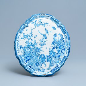 Een blauw-witte Delftse chinoiserie plaquette met figuren in een tuin, 18e eeuw — foto 1