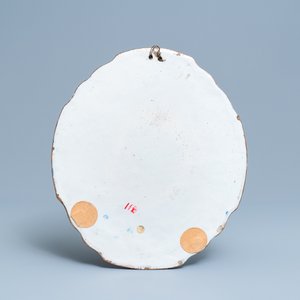 Een blauw-witte Delftse chinoiserie plaquette met figuren in een tuin, 18e eeuw — foto 2