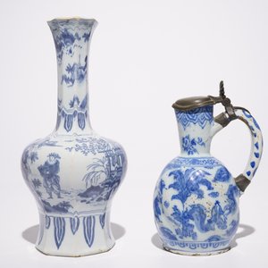 Een blauw-witte Delftse chinoiserie schotel, een vaas en een kan met tinnen deksel, 17/18e eeuw — foto 6
