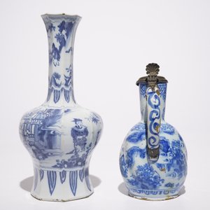 Een blauw-witte Delftse chinoiserie schotel, een vaas en een kan met tinnen deksel, 17/18e eeuw — foto 7