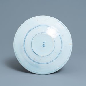 Een blauw-witte Delftse chinoiserie schotel, eind 17e eeuw — foto 2