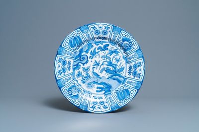 Een blauw-witte Delftse chinoiserie schotel in Wanli-stijl, eind 17e eeuw