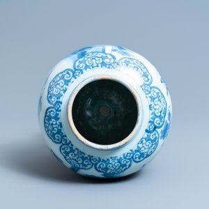 Een blauw-witte Delftse chinoiserie vaas met een olifant, eind 17e eeuw — foto 5
