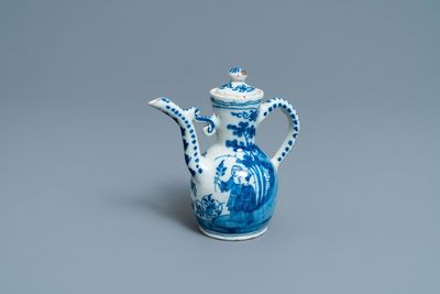 Een blauw-witte Delftse chinoiserie wijnkan met deksel, 18e eeuw